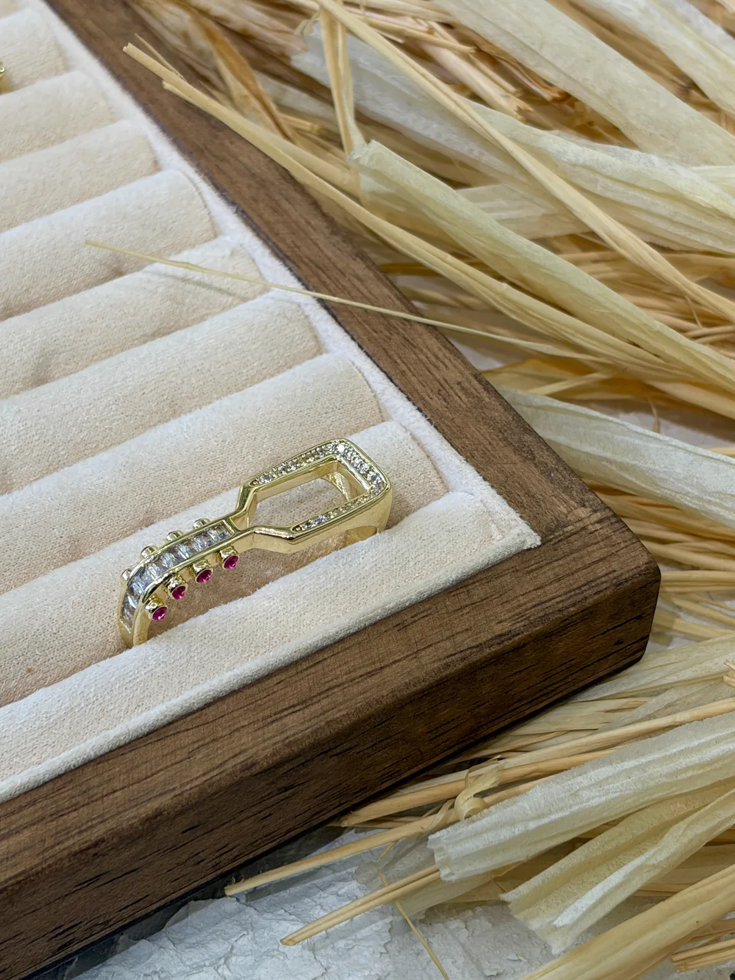 Gold-Bordo Detay Zirkon Taşlı Yüzük — 1. fotoğraf