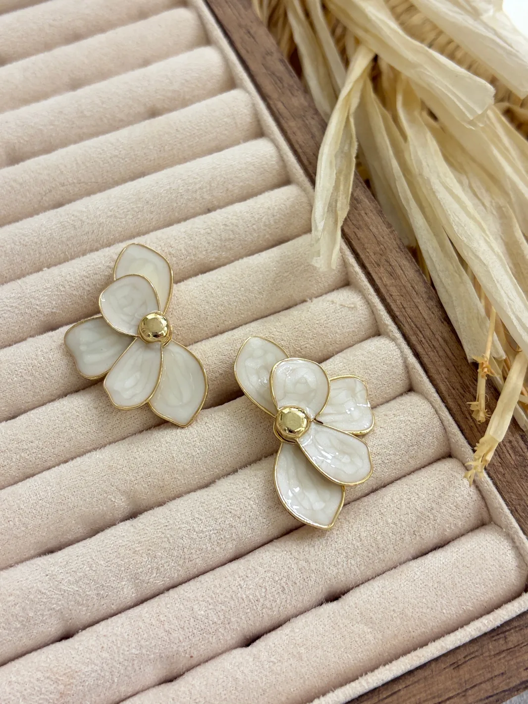 Çiçek Tasarımlı Gold Küpe — 3. fotoğraf