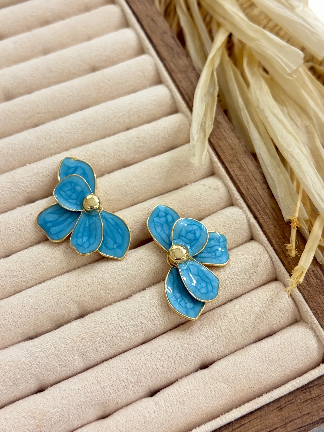 Çiçek Tasarımlı Gold Küpe — 2. fotoğraf