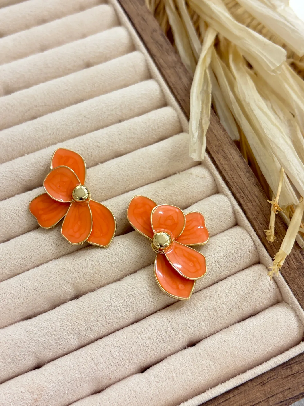 Çiçek Tasarımlı Gold Küpe — 1. fotoğraf