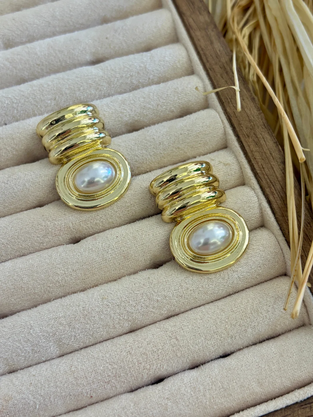 Vintage Gold Detaylı Küpe — 3. fotoğraf