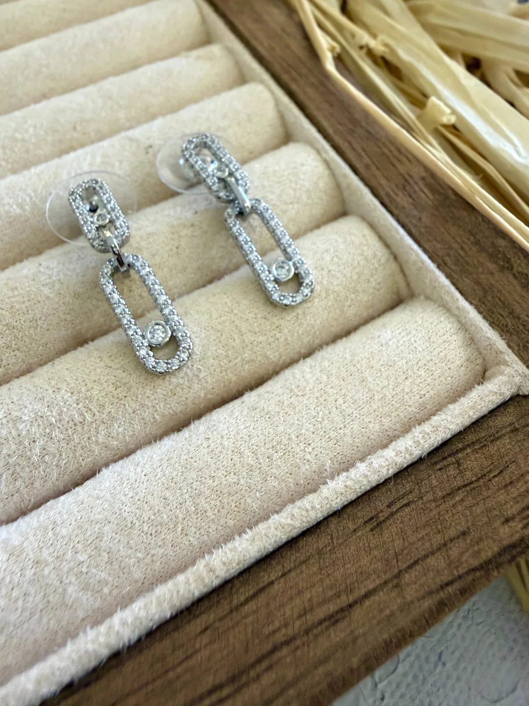 Minimal Taşlı Sallantılı Küpe — 1. fotoğraf
