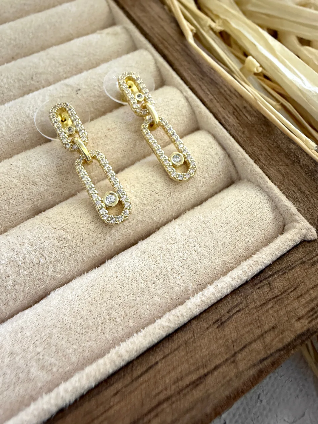 Minimal Taşlı Sallantılı Küpe — 2. fotoğraf