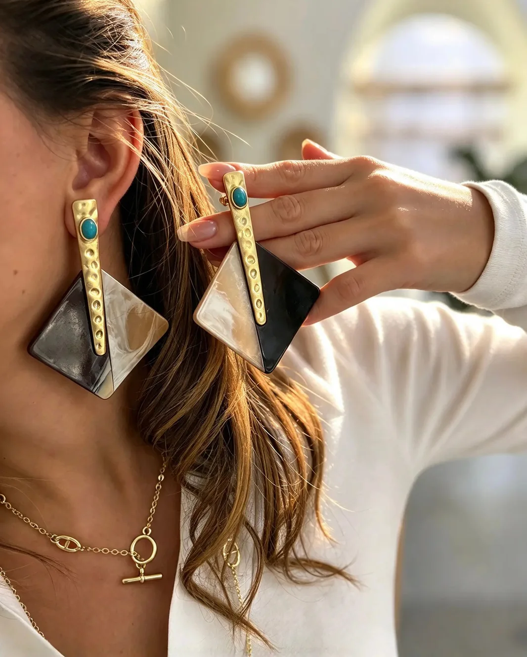 Aura turkuaz gold küpe takmış model
